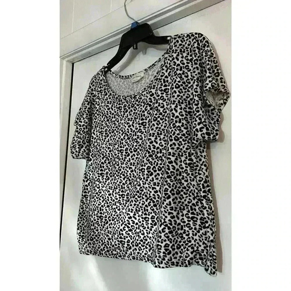 Free Kisses Short Sleeve Leopard Print Shirt Size Large SOFT L Top - Picture 2 of 5